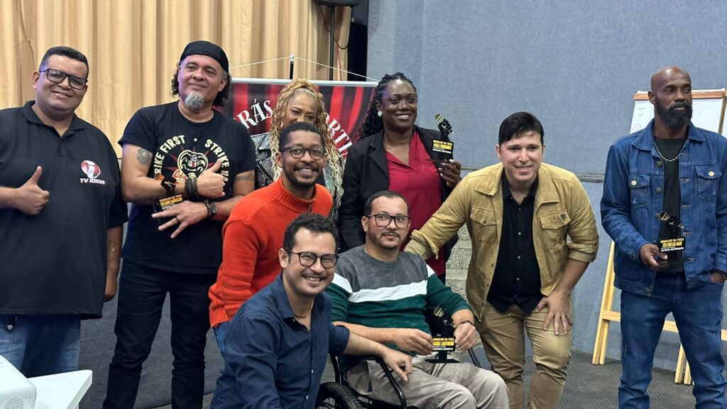 Esta série conta a história de 5 personagens marcantes na música em Jaguaquara, os ilustres Weldon Carvalho, Célia Mares, Zéu, Rangel Sanfoneiro e Paula Fernandes, mostrando o que ocorre por trás da cortina, revelando os bastidores, tocando em pontos sensíveis, dificuldades, intimidades e desafios, revelando o que os personagens passam para se manterem sobre o palco. Edy Petaccia, Produtor do projeto e cantor falou com a TV IDEIA ONLINE “Eu acabei tendo um projeto mais longo porque ele já estava guardado há muito tempo no meu baú de ideias, apenas esperando uma oportunidade para sair. Esta verba da Lei Paulo Gustavo o tornou possível. De onde ele vem tem muito mais, porque o que não falta são projetos, músicas e ideias engavetadas na minha cachola e PC , só esperando o momento de sair.”