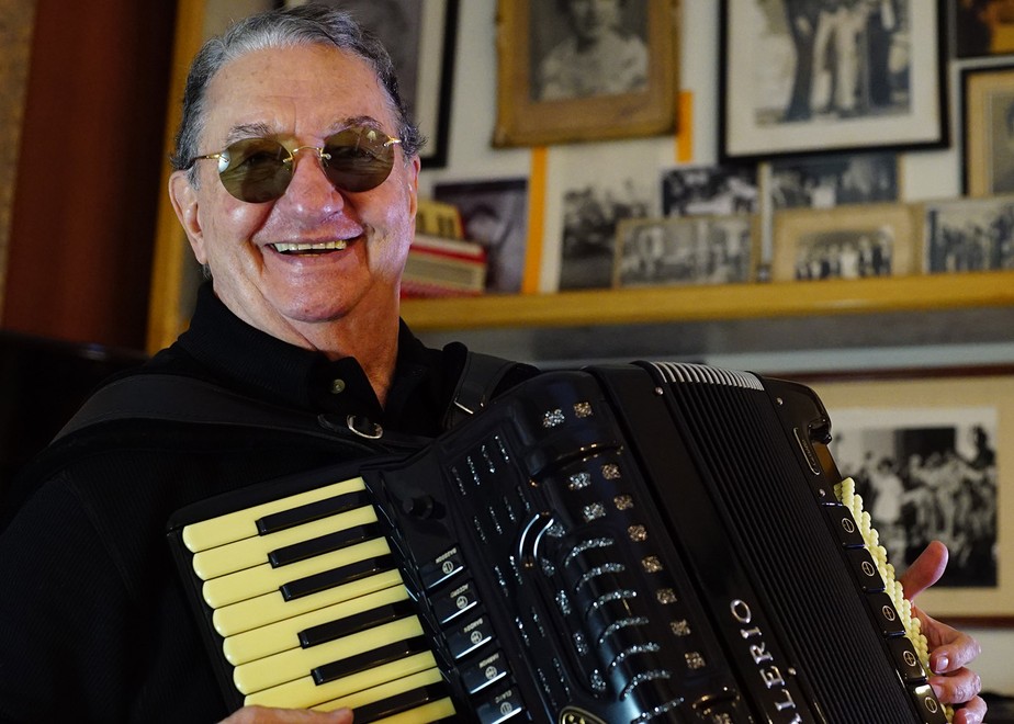 Morre Caçulinha, maestro do Domingão do Faustão, aos 86 anos de idade.